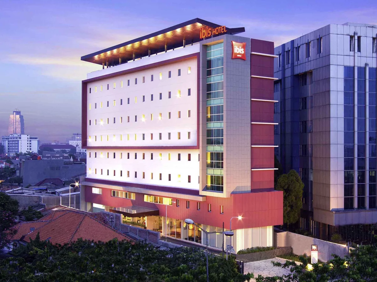 Gedung Ibis Jakarta Senen pada senja hari